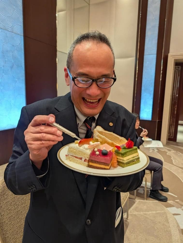 いっぱいのケーキを喜ぶ行政書士